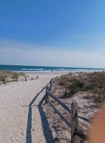 108-B1 Beachblock 2bedroom new. Free parking.