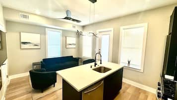 Een televisie en een open haard