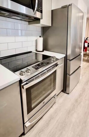 Kühlschrank, Mikrowelle, Ofen, Kochgeschirr/Geschirr/Besteck