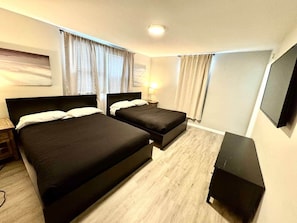8 quartos, ferros/tábuas de passar roupa, Wi-Fi, roupa de cama