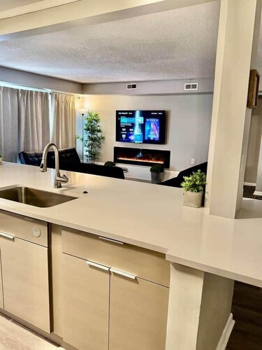 Two blocks from casino and beach 8 bedroom