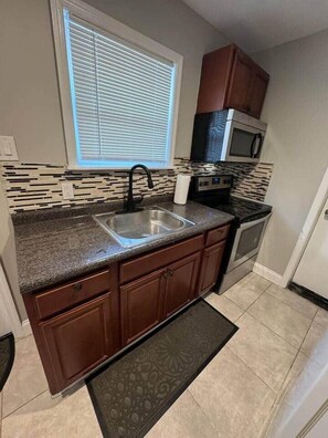 Fridge, microwave, oven, stovetop - 2 bedroom small house in university city sleeps 5. (Philadelphia)