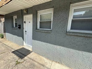 Exterior detail - 2 bedroom small house in university city sleeps 5. (Philadelphia)