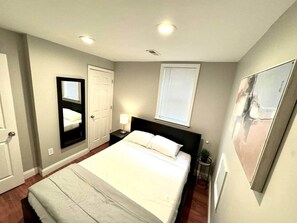 2 bedrooms, iron/ironing board, WiFi, bed sheets - 2 bedroom small house in university city sleeps 5. (Philadelphia)