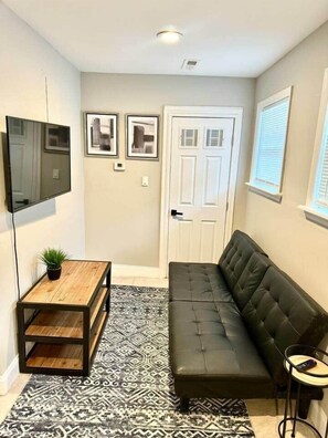 TV - 2 bedroom small house in university city sleeps 5. (Philadelphia)