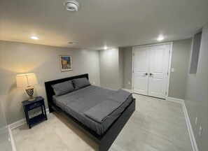 3 chambres, coffres-forts dans les chambres, fer et planche à repasser