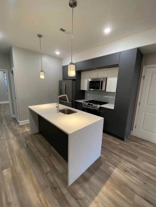 Jääkaappi, mikroaaltouuni, uuni, liesi