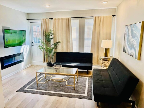 Televisión y chimenea 