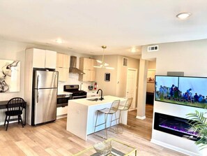 Jääkaappi, mikroaaltouuni, uuni, liesi