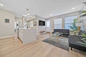 TV, fireplace - 2 bedroom, 1 block beach, kitchen,livingroom. #3 (Atlantic City)