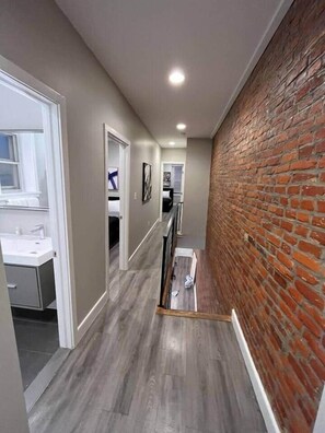 4 soverom, strykejern/-brett, wi-fi og sengetøy