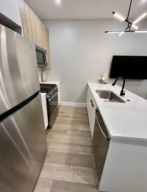 Geladeira, micro-ondas, fogão, cooktop