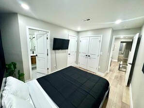 2 quartos, cofres nos quartos, ferros/tábuas de passar roupa, Wi-Fi