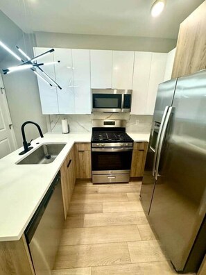 Jääkaappi, mikroaaltouuni, uuni, liesi