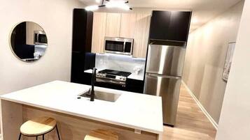 Réfrigérateur, micro-ondes, four, plaque de cuisson