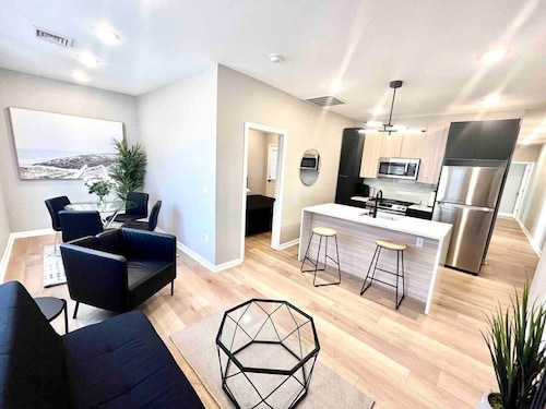 3 bedroom 1 block beach, full kitchen, livingroom.