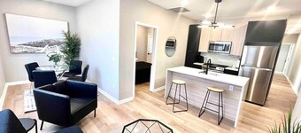 3 bedroom 1 block beach, full kitchen, livingroom.