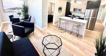 3 bedroom 1 block beach, full kitchen, livingroom.