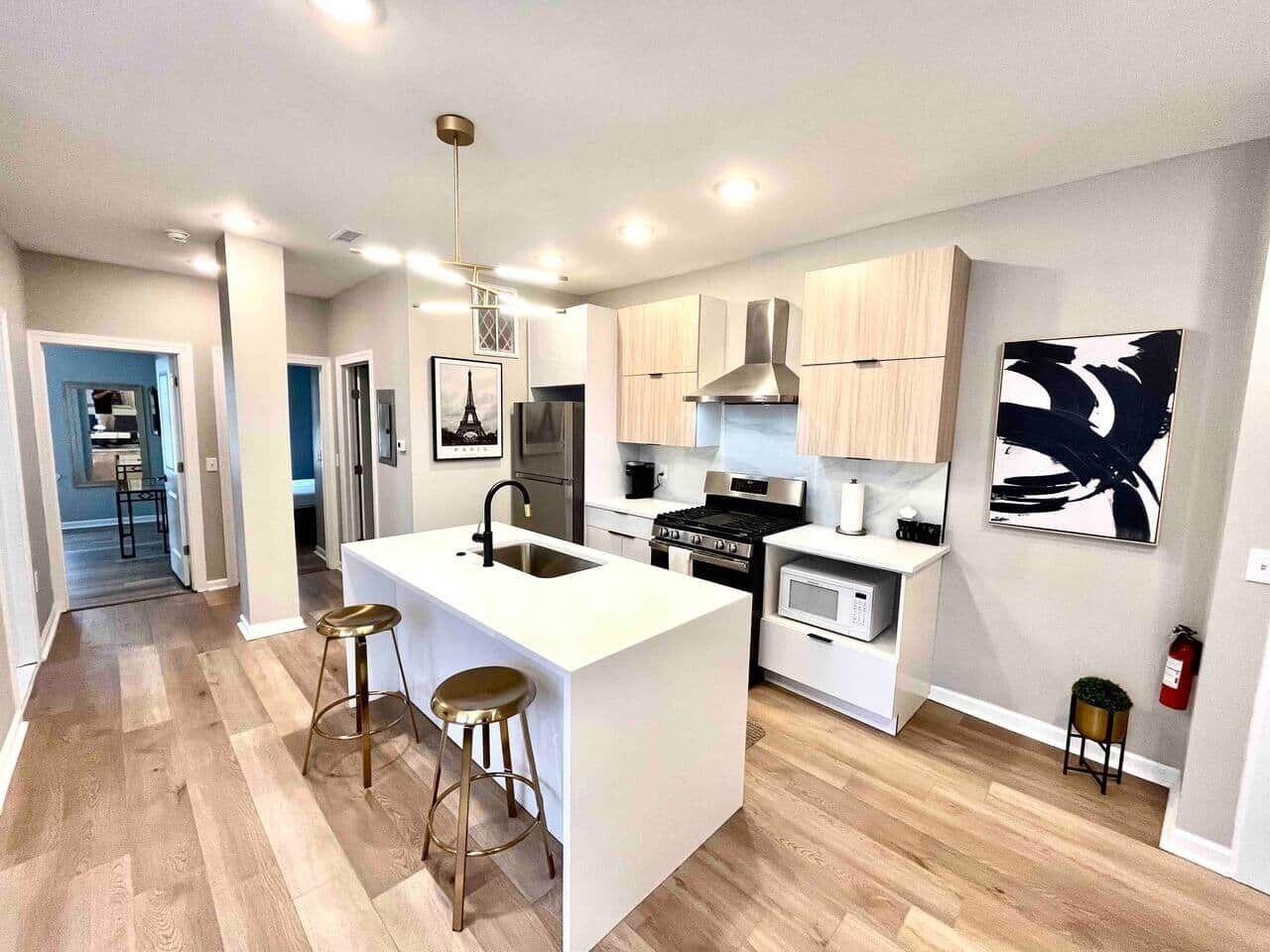 Een koelkast, een microgolfoven, een oven, een kookplaat