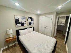 2 bedrooms, in-room safe, iron/ironing board, WiFi - 2 bedroom, kitchen 1block to beach ,parking.unit 8 (Atlantic City)