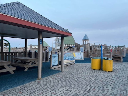 2 bedroom, kitchen 1block to beach ,parking.unit 8