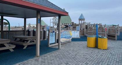 2 bedroom, kitchen 1block to beach ,parking.unit 8