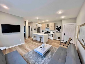 TV, fireplace - 2 bedroom, kitchen 1block to beach ,parking.unit 8 (Atlantic City)