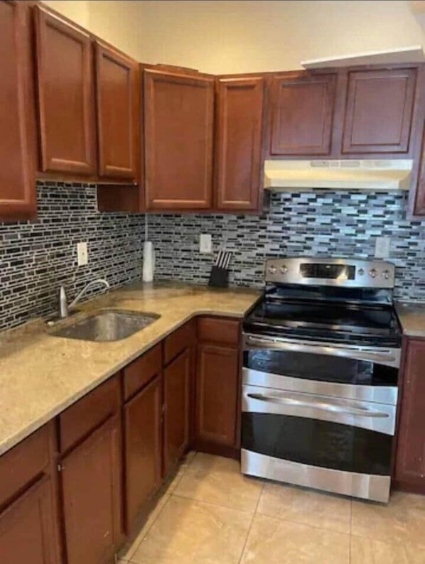 Fridge, microwave, oven, stovetop - University city 1 bedroom , kitchen and livingroom (Philadelphia)
