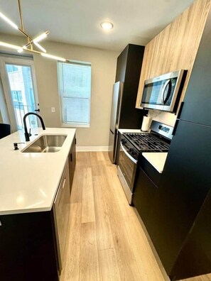 Frigorífico, microondas, horno y placa de cocina