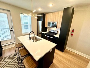 冰箱、微波炉、烤箱、炉灶