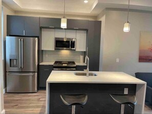 Køleskab, køkkentøj/tallerkener/redskaber