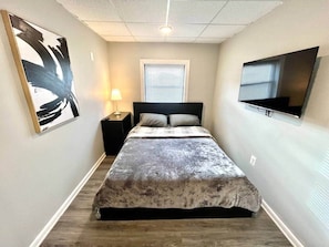 5 bedrooms, iron/ironing board, WiFi, bed sheets
