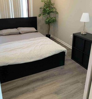 5 bedrooms, iron/ironing board, WiFi, bed sheets