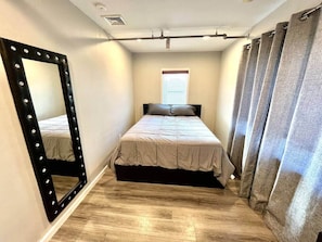 5 bedrooms, iron/ironing board, WiFi, bed sheets - 5 bedroom:  1 block beach , boardwalk ,Tropicana. (Atlantic City)