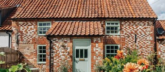 Characterful period cottage close to beaches and local eateries. Dog-friendly!