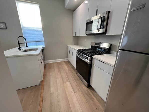 Kjøleskap og kjøkkenutstyr