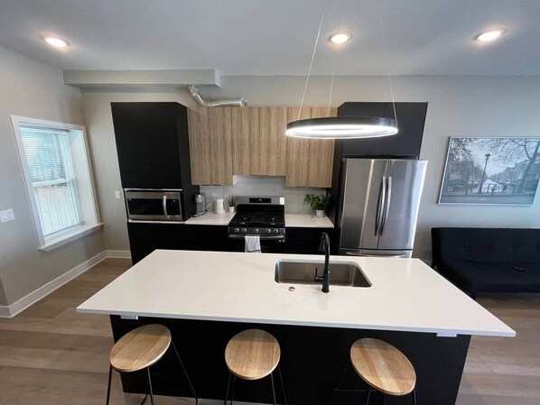 ثلاجة، ميكروويف، فرن، موقد طهي مسطح