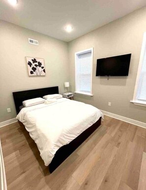 5 bedrooms, iron/ironing board, WiFi, bed sheets - fullhouse university city 4 bed. (Philadelphia)