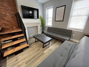 TV - University city house 4 bedroom with backyard (Philadelphia)