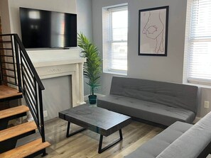 TV - University city house 4 bedroom with backyard (Philadelphia)