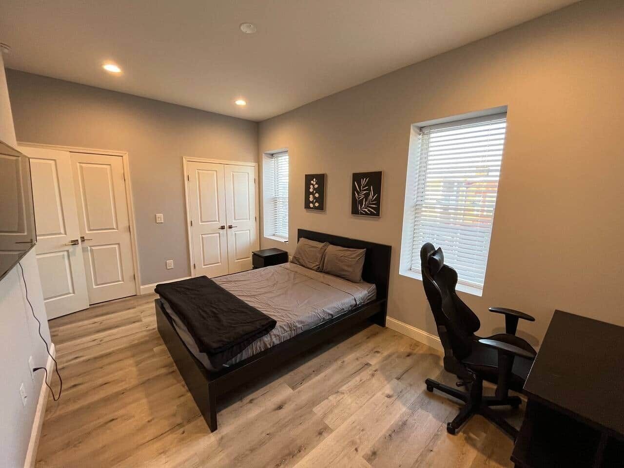 4 bedrooms, iron/ironing board, WiFi, bed sheets