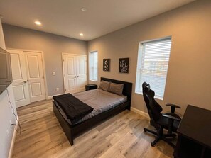 4 bedrooms, iron/ironing board, WiFi, bed sheets - University city house 4 bedroom with backyard (Philadelphia)