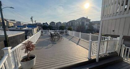 3BR Huge Deck, Steps to Tropicana & Beach, Parking