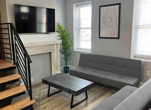 TV - Big 4 bedroom university house 3432 (Philadelphia)