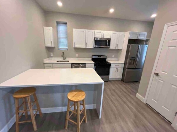 Fridge, microwave, oven, stovetop - Big 4 bedroom university house 3432 (Philadelphia)