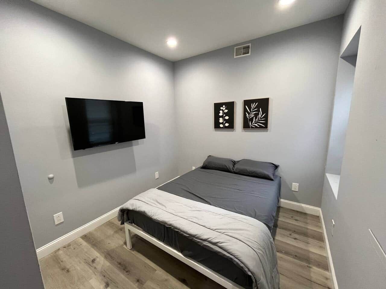 4 bedrooms, iron/ironing board, WiFi, bed sheets