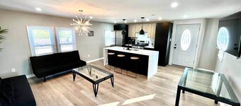 3 bedroom across from Tropicana, beach ,boardwalk.