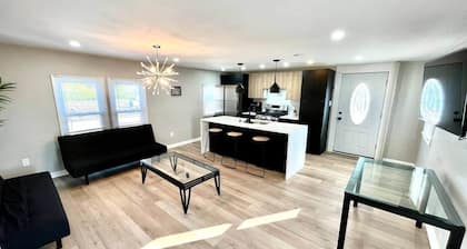 3 bedroom across from Tropicana, beach ,boardwalk.