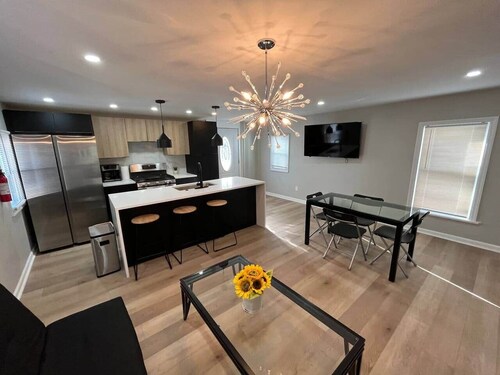 3 bedroom across from Tropicana, beach ,boardwalk.