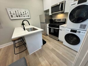 Réfrigérateur, micro-ondes, four, plaque de cuisson